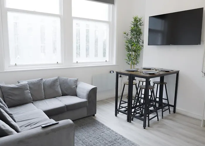 Quiet & Comfortable Apartment In Business District